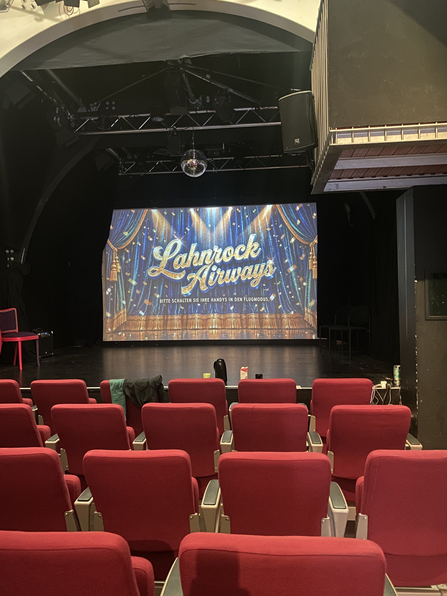 Die Bühne im Theater Lahnstein mit LAHNROCK-AIRWAYS-Projektion