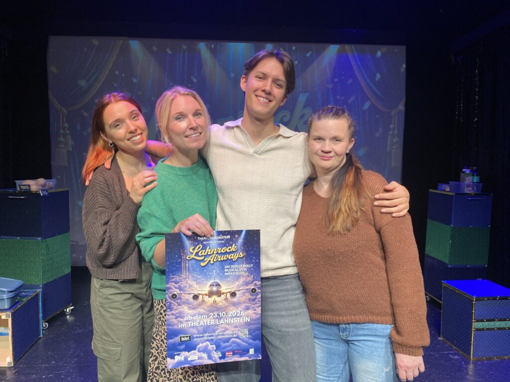 Das Ensemble von LAHNROCK AIRWAYS auf der Bühne des Theater Lahnstein