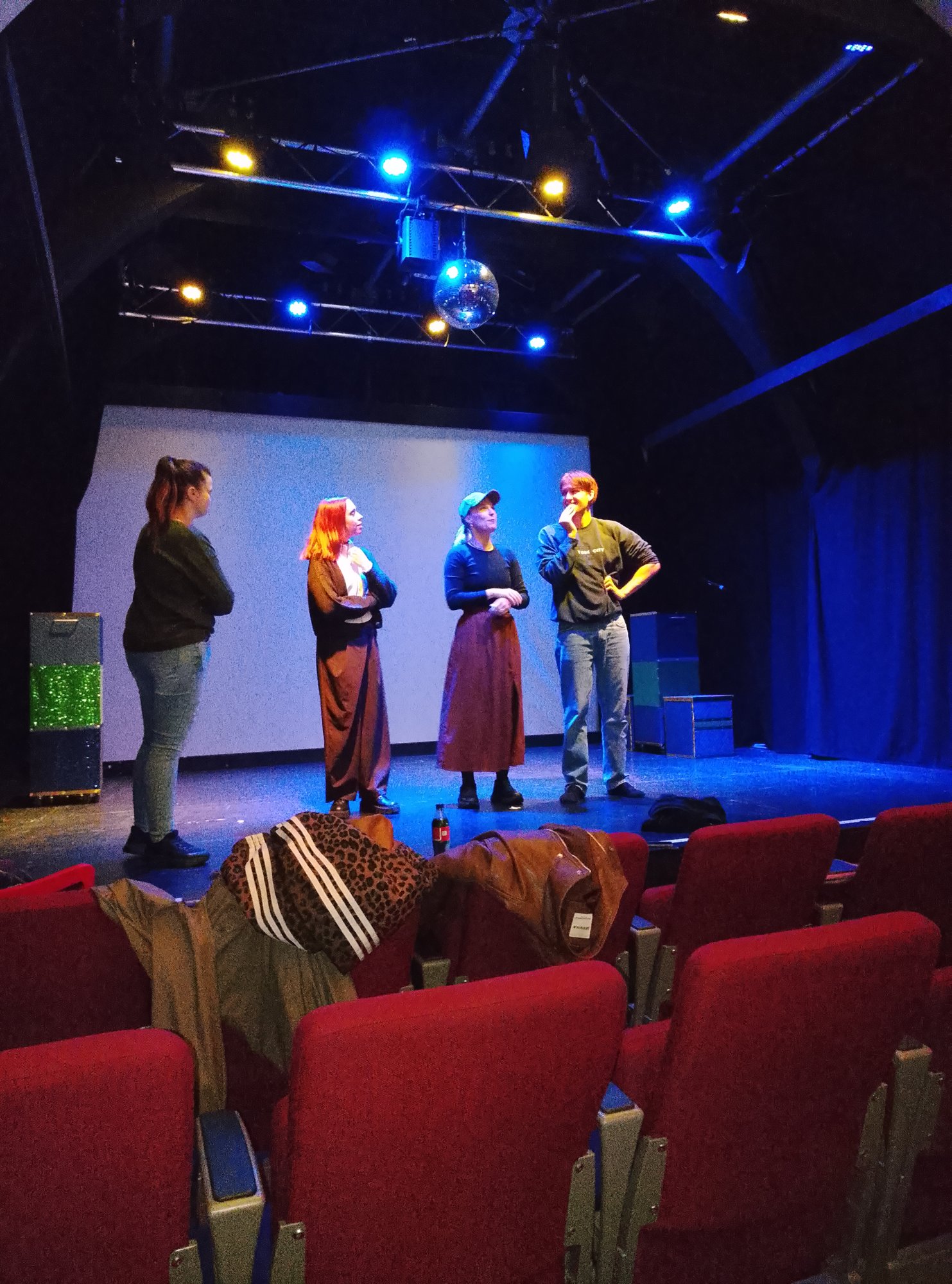 Das Ensemble von LAHNROCK AIRWAYS erarbeitet gemeinsam die Szenen auf der Bühne des Theater Lahnstein
