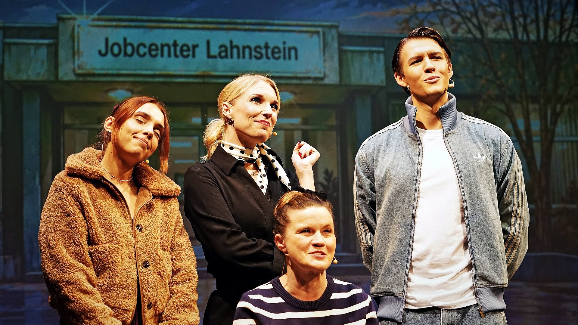 Das Ensemble von Lahnrock Airways vor dem Jobcenter Lahnstein: Eva Schütz, Nadine Kühn, Silva Heil und Tim Stolberg