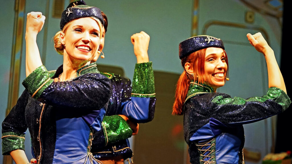 Petra und Bibi recken auf der Premiere von Lahnrock Airways die Fäuste in die Luft